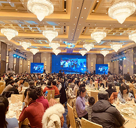 2019年1月5日晚，“联汝于诚，融通天下”2019江苏联融金服年会暨客户答谢会在常州市武进区希尔顿大酒店盛大举行。八百余位客户朋友们欢聚一堂，共享盛宴！回首2018年，江苏777盛世国际集团各板块均有长足发展，形成了“新零售、新金融、新产业”的三大战略布局。展望2019年，全体777盛世国际人将用更饱满的热情，积极拓展新思路，砥砺奋进新征程。