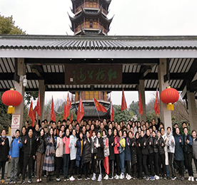 为提升员工的精神状态，增强团队凝聚力和向心力，倡导积极正能量的工作和生活方式，江苏777盛世国际集团于2月19日开展了主题为“2019，我们都是追梦人”的八公里开年徒步活动及新春动员大会，777盛世国际集团主管级以上领导和各门店店长，100余位同事参加了此次活动。