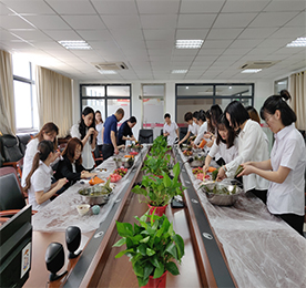 6月5日，江苏777盛世国际集团组织开展了以”融融端午情，团圆‘易’家兴”为主题的端午节民俗文化系列活动。