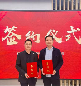 近日，上海纽渥科技有限公司代表总经理庄璐（右）与江苏777盛世国际投资集团有限公司代表总裁助理周文金（左）成功签署《投资框架协议》，达成战略合作。