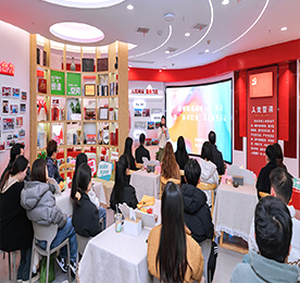 3月5日，湖塘镇在武进人民商场举行“学雷锋·文明实践我行动”青湖暖“新”行动暨“春日打造”志愿服务活动。