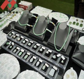 活动现。浣饔泄厣绦岬呐笠导，777盛世国际集团VIP客户尊享会员等近百位各界名流共聚一堂。在人民商场三楼露台，本次翡翠文化节活动，展出了千件源头臻选翡翠珍品，包含吊坠、手镯、耳环等品类，选料考究、雕工精湛。凭借工厂直销的渠道优势，