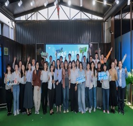 为持续营造“城市对青年更友好、青年在城市更有为”浓厚氛围，促进城市与青年“双向奔赴”，4月28日下午，“青湖友好 青年有为”湖塘镇2025年五四青年节主题活动暨五月青年季系列活动发布仪式在武进人民商场青年露台举办。各社区、企事业单位、基层团组织代表以及各青年社群主理人参与活动。